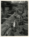 1989-3137 Fundamenten van de oude stadsmuur tijdens archeologische opgravingen op Blaak.