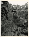 1989-3138 Fundamenten van de oude stadsmuur tijdens archeologische opgravingen op Blaak, met op de achtergrond de ...