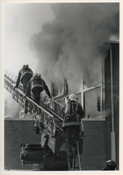 1992-391 Brandweerlieden in actie tijdens een brand in een gymnastieklokaal aan het Barbarakruid in Ommoord.