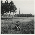 2016-100-13 Een man (Ger Sterk) zit in het gras op het Land van Hoboken. Op de achtergrond Museum Boijmans.