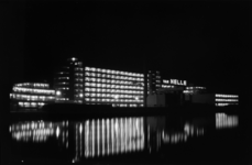 2016-183-108 De Van Nellefabriek bij avond met de weerspiegeling van de lichten in het water van de Schie.