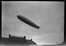 2016-183-137 Zeppelin vliegt boven een pand van Van der Meer en Schoep.