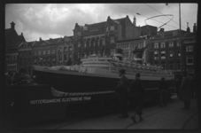 2016-183-63 Een model van de Nieuw Amsterdam II (schaal 1:18) wordt rondgereden door het centrum van de stad ter ...