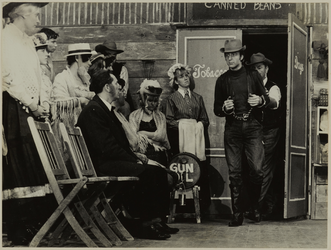 2019-197-14 Vitrinefoto van een deel van de cast op de set van de Vreewijkse 'Zuurkool Western'. Deze film werd gemaakt ...