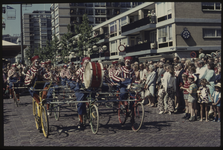 437 Fietsende clowns en toekijkend publiek op de Karel Doormanstraat tijdens een feestelijke parade door de stad ter ...