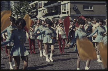 448 Majorettes op de Karel Doormanstraat maken deel uit van een feestelijke optocht door de stad vanwege de Manifestatie C70.