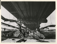 IV-338-21 De kabels worden opgehangen bij de uitgraving van de waterkering onder het viaduct op het Beursplein.