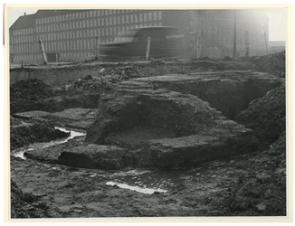 V-123-01-1 De fundering van het Hofpoortje uit begin negentiende eeuw tijdens archeologische opgravingen bij het ...