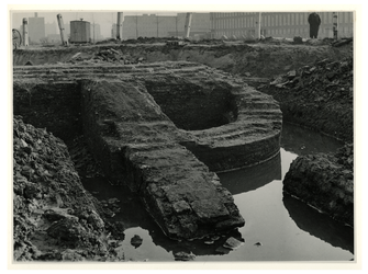 V-123-01-5 De fundering van de Hofpoort uit begin negentiende eeuw tijdens archeologische opgravingen bij het Hofplein ...