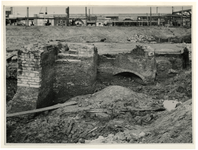 V-169-23-1 De fundering van de Delftse Poort tijdens archeologische opgravingen bij het Hofplein aan de Pompenburg.