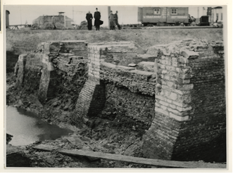 V-169-23-10 De fundering van de Delftse Poort tijdens archeologische opgravingen bij het Hofplein aan de Pompenburg.