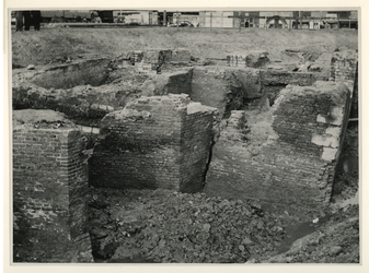 V-169-23-2 De fundering van de Delftse Poort tijdens archeologische opgravingen bij het Hofplein aan de Pompenburg.