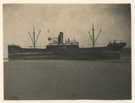 VNG-365 Het schip Mirfak , gebouwd in 1918 door Boele's Scheepswerven & Machinefabriek, gestrand ten noorden van Noordwijk.