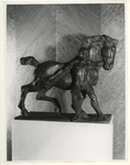 XIV-211-10 Het beeldhouwwerk Man en Paard in de hal van het Unilevergebouw in het Museumpark.