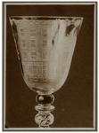 XXV-82 Een glazen bokaal uit 1774 met een gravure van een voorgevel van een huis aan de Boompjes