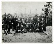 XXXI-354-00-01-2a Groepsfoto van de leden van de Scherspschuttersvereeniging Rotterdam in het oprichtingsjaar 1883.