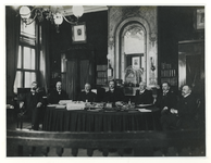 XXXIII-257-00-01-a Bijeenkomst van de Burgemeester en Wethouders (van links naar rechts) A.H.J. Heynsius, secretaris, ...