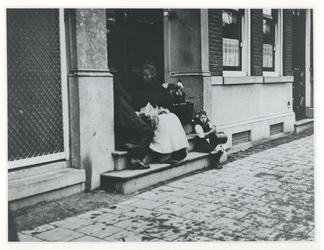 XXXIV-34-2a Straatverkopers op de Mauritsweg.