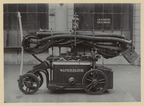 XXXIV-4 Een brandbluswagen met handbrandspuit van de Rotterdamsche Vrijwillige Brandweer in dienst gesteld in 1902.