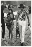 1995-958 Vader, moeder en kind lopen over het terrein van het festival. Uit een serie van 9 foto's over het popfestival ...