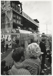 1995-963 Vader en kind kijken naar een optreden op het podium. Uit een serie van 9 foto's over het popfestival Kralingen.