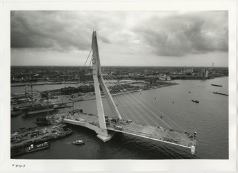 1996-2213 De Erasmusbrug in aanbouw gezien in zuidwestelijke richting. Links de pyloon en eerste brugdelen, daarachter ...