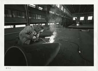 1996-2234 In een fabriekshal van Grootint B.V. in Dordrecht worden brugdelen voor nieuwe Erasmusbrug gemonteerd.