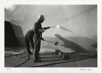 1996-2251 Twee mannen werken aan het schoonstralen van de pyloon van de Erasmusbrug in aanbouw.