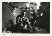 1996-2261 Man aan het werk in de basculekelder van de Erasmusbrug in aanbouw.