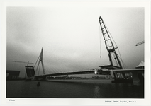 1996-2266 Het laatste brugdeel van de Erasmusbrug wordt met behulp van de taklift 1 op zijn plek gehangen.