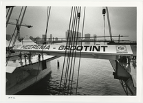 1996-2269 Fotografen zijn aanwezig bij het plaatsen van het laatste brugdeel van de Erasmusbrug. Aan het brugdeel hangt ...