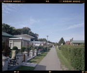 2005-2315-275 Een blik op vakantiewoningen en voortuintjes op Recreatieoord Hoek van Holland.