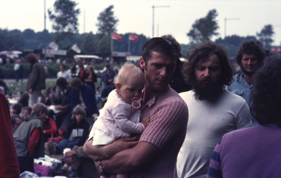 2006-47-054 Diareportage van het Holland Popfestival in het Kralingse Bos (54): een jonge man met een baby