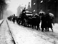 1972-393 Gezicht op een begrafenisstoet, tijdens een sneeuwbui op weg naar begraafplaats Crooswijk. Aan de Linker Rottekade.