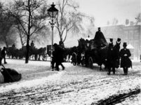1972-394 Gezicht op een begrafenisstoet, bij de Jonker Fransstraat tijdens een sneeuwbui, op weg naar begraafplaats ...