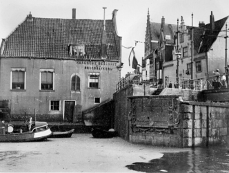 1972-396 Gezicht op de sluis tussen de Delfshavense Schie en de Aelbrechtskolk, uit het westen. Op de achtergrond de ...