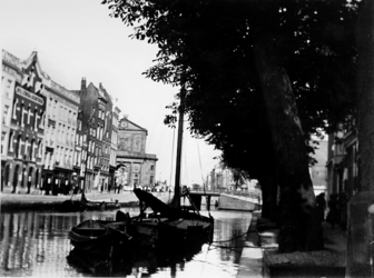 1972-405 Gezicht op de Delftsevaart, uit het zuiden met op de achtergrond de Delftse Poort.