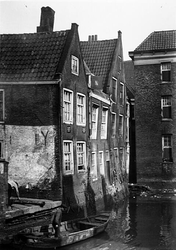 1972-834 Enkele huizen aan Groenendaal, uit het westen gezien.