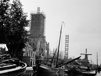 1972-835 De bouw van de stadhuistoren, uit het noorden gezien. Links sociëteit Harmonie gebouw De Doele, op de ...