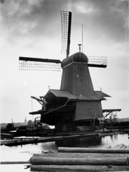 1972-838 Gezicht op de houtzaagmolen De Adelaar aan de Rotterdamse Schie, links op de achtergrond het Delftse bootje en ...