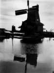 1972-846 Gezicht op de houtzaagmolen De Adelaar aan de Rotterdamse Schie, op de achtergrond molens en zeilschip.