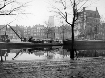 IX-664-12-1 Gezicht op de Coolsingel en de Coolvest met de Amsterdamsche pakschuit, uit het westen. Op de achtergrond ...