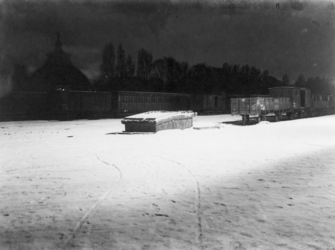 XVII-13-01-02-2 Spoorwegemplacement van het station Delftse Poort. Bij avond, met op de achtergrond de koepel van de ...