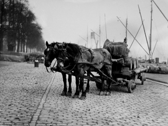 XVII-91-00-02-1 Gezicht op paarden met sleperswagen, aan de Boompjes.