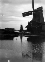 XXXI-447-01-1 Gezicht op de houtzaagmolen de Adelaar, aan de Rotterdamse Schie.