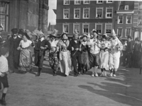 XXXIV-29-5 Gezicht op de viering van het Koninginnefeest, op het Delftseplein.Links is een deel van de Delftse Poort ...