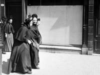 XXXIV-30-3 Gezicht op oude vrouwtjes komend uit de Schotse kerk aan de Lombardstraat lopend in de Botersloot.