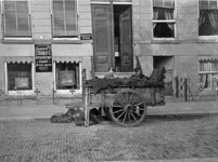 XXXIV-34-1 Gezicht op turfkar met straatverkoopster en verkoper bij het Bosje voor het atelier voor moderne fotografie ...