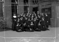 1976-10976 Studentes en lerares van de kweekschool voor onderwijzeressen van het r.k. Instituut Sint Lucia aan de Aert ...