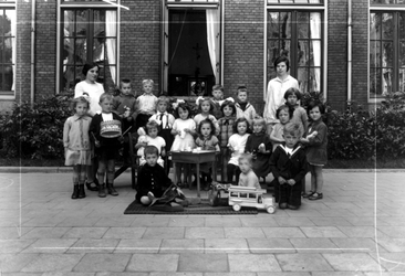 1976-10979 Kleuterklas van de bewaarschool van het r.k. Instituut Sint Lucia aan de Aert van Nesstraat.